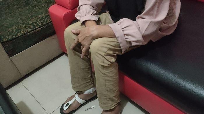 Yu (42), ibu tiri Aida Setia Aulia, anak 8 tahun yang meninggal dunia setelah dirawat di rumah sakit dalam kebakaran di Batam, 8 November 2023. Kaki ibu sambung anak perempuan itu mengalami luka bakar hingga berjalan tertatih dalam kejadian yang ia buat itu.
