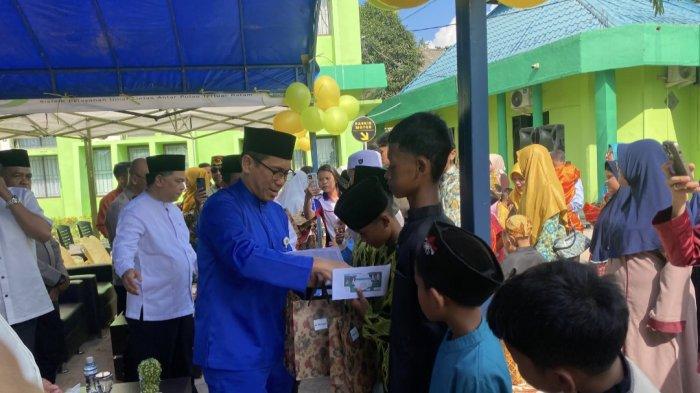 KEMENAG BATAM - Pemberian santunan dan bingkisan kepada anak-anak yatim, piatu, dan difabel saat di acara Idul Yatama, Jumat (4/7/2025)