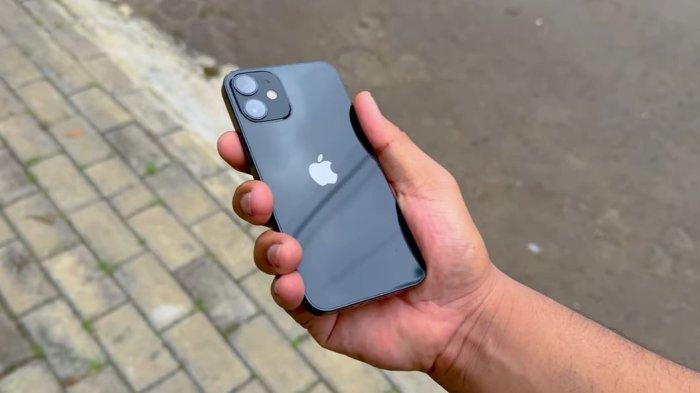 Ilustrasi iPhone 12 Mini warna hitam.