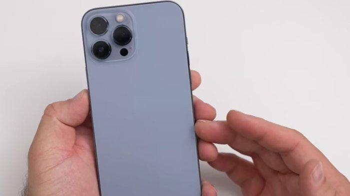 Ilustrasi iPhone 13 Pro Max dengan desain simpel.
