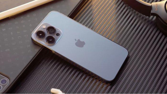 Ilustrasi iPhone 13 Pro yang elegan.