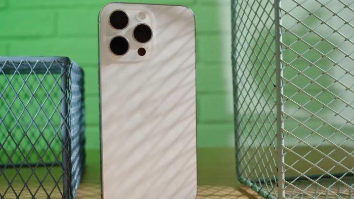 Ilustrasi iPhone 15 Pro Max dengan warna white.