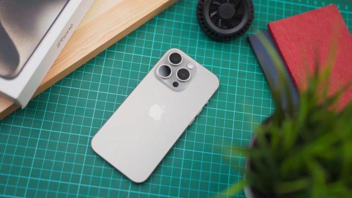Ilustrasi iPhone 15 Pro dengan varian warna White Titanium