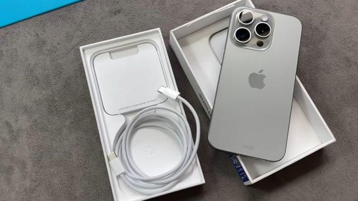 Ilustrasi iPhone 15 Pro warna White Titanium.