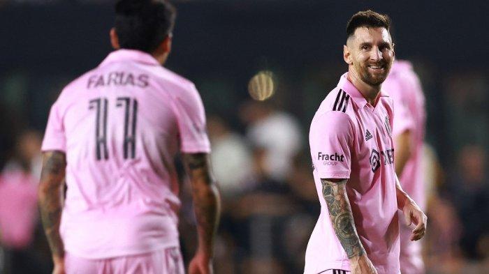 Inter Miami Imbang - Striker Inter Miami asal Argentina Lionel Messi (kanan) bicara dengan rekannya saat pertandingan melawan Nashville SCdi DRV PNK Stadium, Rabu (30/8/2023). Pertandingan Inter Miami vs Nashville berakhir imbang dengan skor 0-0.