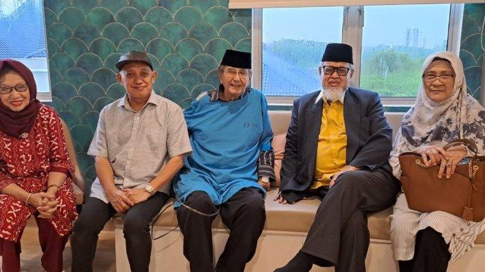 Tokoh pembentukan Provinsi Kepulauan Riau (Kepri), Huzrin Hood saat mendampingi Gubernur Kepri pertama, Ismeth Abdullah di negeri jiran Malaysia, Kamis (16/5/2024).