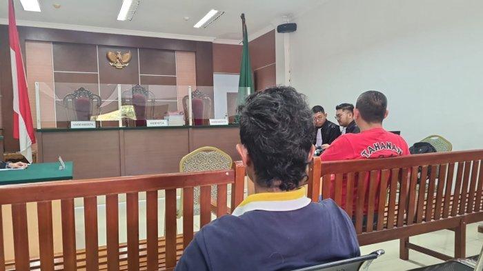 SIDANG RICUH BELA REMPANG DI BATAM - Iswandi atau yang dikenal dengan Bang Long saat menjalani sidang perdana di PN Batam, Kamis (21/12/2023).