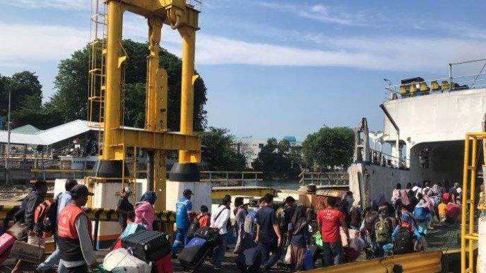 KAPAL RORO - Penumpang memasuki kapal Roro di Pelabuhan Telaga Punggur Batam. Tribun Batam menghimpun jadwal kapal Roro Batam - Bintan akhir pekan, Minggu (24/3/2024).