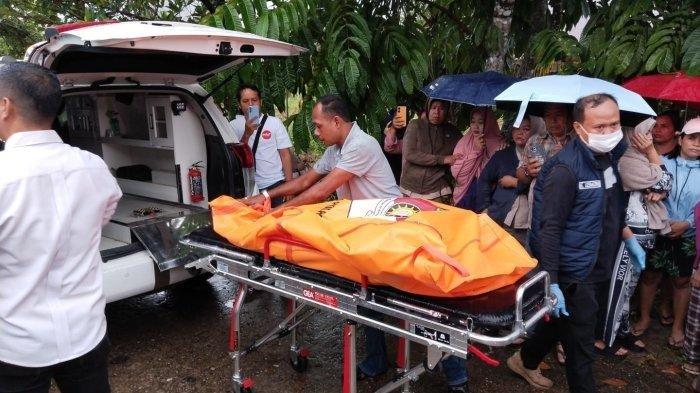 EVAKUASI - Jasad Juniwarti, Guru SMPN 4 Kuantan Tengah yang tewas diduga digorok suami dievakuasi ke RSUD Teluk Kuantan, Senin (24/2/2025).