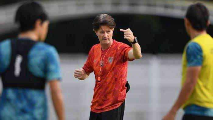 Pelatih Borneo FC, Pieter Huistra (tengah), memberikan instruksi kepada para pemainnya dalam sesi latihan jelang laga pekan 3 BRI Liga 1 2023-2024 melawan Persis Solo. Selasa (11/7/2023).