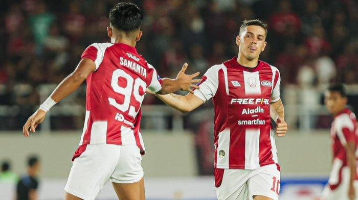 Pemain Persis Solo, Ramadan Sananta (kiri) dan Alexis Messidoro (kanan), saling berjabat tangan pada laga pekan 3 BRI Liga 1 2023-2024 antara Persis Solo vs Borneo FC. Sabtu (15/7/2023).