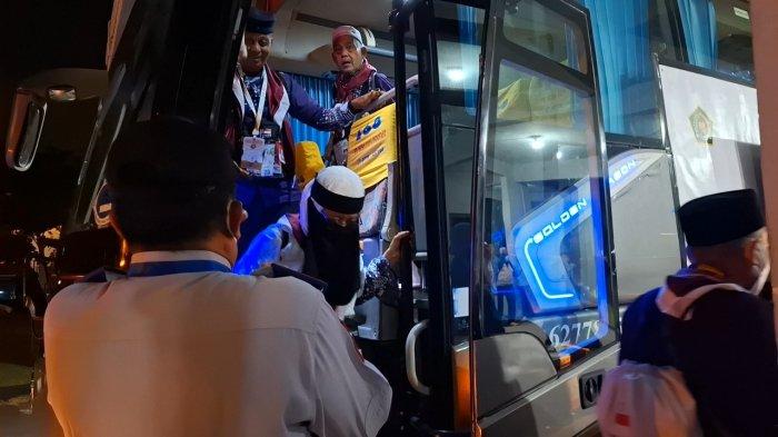JEMAAH HAJI DI BATAM - Potret jemaah haji yang turun dari bus saat tiba di Asrama Haji Kota Batam, pada Kamis (12/6/2025) malam.