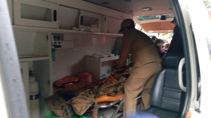 JENAZAH KORBAN LONGSOR - Jenazah salah satu korban longsor saat dimasukkan ke dalam ambulan sebelum dibawa ke rumah Sakit, Senin (13/1/2024).