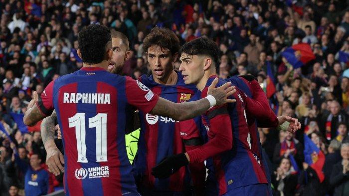 Barcelona Menang - Striker Barcelona asal Portugal Joao Felix selebrasi dengan rekannya setelah mencetak gol ke gawang FC Porto pada matchday 5 Liga Champions 2023-2024, Selasa (28/11/2023). Barcelona menang 2-1 atas FC Porto pada laga di Estadi Olimpic Lluis Companys, Barcelona itu.