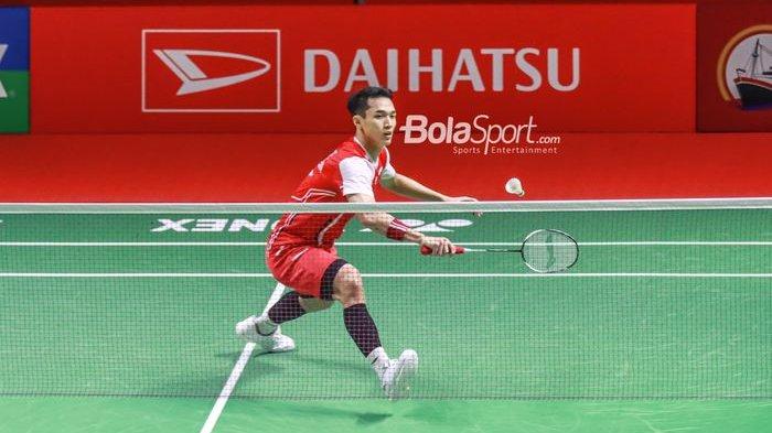 Atlet bulu tangkis tunggal putra Indonesia, Jonatan Christie saat menghadapi wakil China Zhao Jun Peng di babak pertama Indonesia Masters 2022 di Istora Senayan, Jakarta, Rabu (8/6/2022).