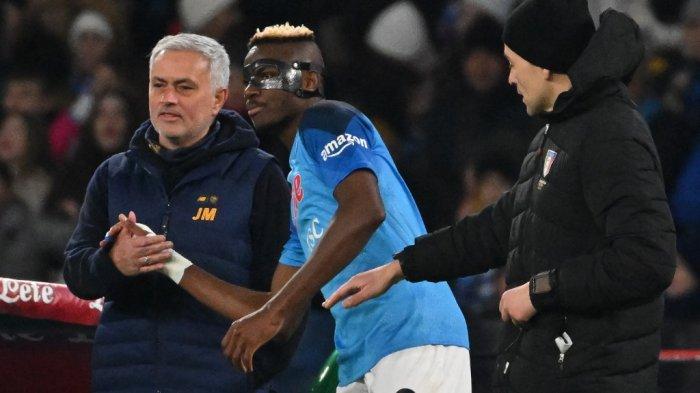 Pelatih AS Roma asal Portugal Jose Mourinho (kiri) bersalaman dengan striker Napoli asal Nigeria Victor Osimhen saat pertandingan Napoli vs AS Roma di Stadion Diego Armando Maradona, Naples, Minggu (29/1/2023). Napoli menang 2-1 pada laga ini.