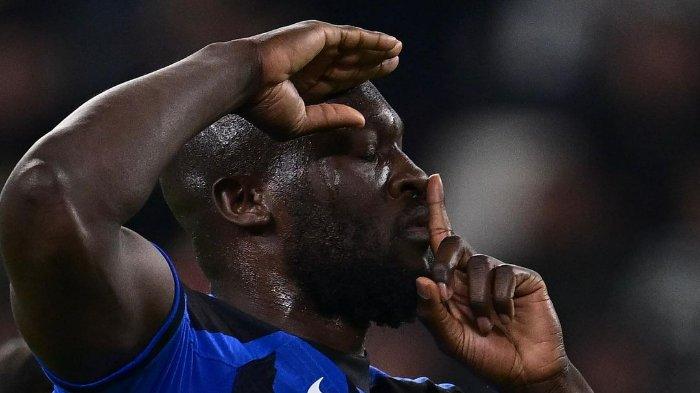 Pemain Inter Milan, Romelu Lukaku, melakukan selebrasi dengan gaya khasnya pada laga Juventus vs Inter Milan di semifinal Coppa Italia 2022-2023. Rabu (5/4/2023).