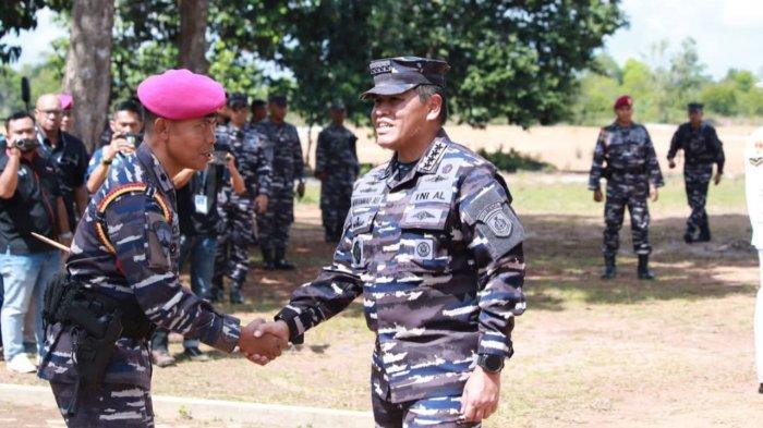 Kasal Laksamana TNI Dr Muhammad Ali,  saat meninjau Latihan Operasi Dukungan Pasukan Khusus bertempat di Pantai Todak, Dabo Singkep, Kabupaten Lingga, Kepulauan Riau (Kepri), Sabtu (14/12/2024).