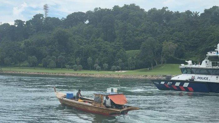 Foto polisi perairan Singapura memulangkan 4 nelayan Batam yang sebelumnya mereka tangkap saat melaut. Ketua HNSI Kepri melaporkan jika personel keamanan Singapura itu mengawal mereka sampai perairan perbatasan.
