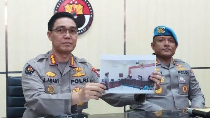 POLISI PACITAN RUDAPAKSA TAHANAN WANITA - Saat Kabid Humas Polda Jatim Kombes Pol Jules Abraham Abast didampingi Kabid Propam Polda Jatim Kombes Pol Iman Setiawan menujukan cetak foto momen Eks Anggota Polres Pacitan, LC, ditengah jalannya momen Konferensi Pers di Ruang Konferensi Pers Gedung Bidang Humas Mapolda Jatim, pada Kamis (24/4/2025).