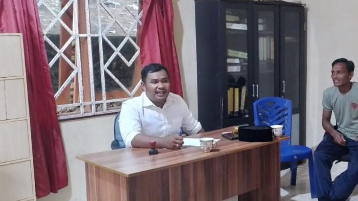 KADES DI LINGGA VIRAL - Kades Bakong, Satria Agusnawan saat berada di Kantor Desa Bakong, Kecamatan Singkep Barat, Kabupaten Lingga, Provinsi Kepri, sENIN (28/7/2025). Dirinya menepis isu disebut mangkir kerja 8 bulan.