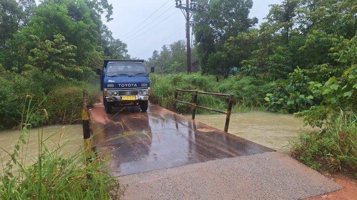 BANJIR Di BINTAN - Sebuah truk sedang melintas di atas jembatan darurat yang menghubungkan Gesek dengan Kijang, Kabupaten Bintan.