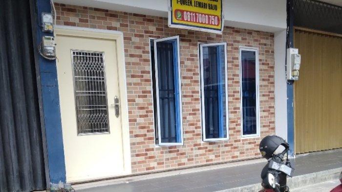 RUKO KHUSUS KOS PUTRI - Kondisi ruko di blok B nomor 2 Komplek Sinar Penuin, Lubuk Baja tempat kos putri, lokasi Helan Devita ditemukan membusuk di kamar kos, Senin (7/4/2025)