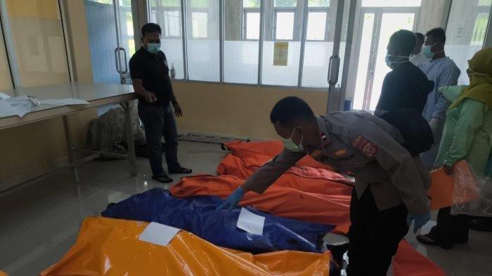 KORBAN LEDAKAN AMUNISI - Kantong jenazah berisi korban ledakan bom yang dimusnahkan di Desa Sagara, Kecamatan Cibalong, Kabupaten Garut, Jawa Barat, Senin (12/5/2025) pagi.