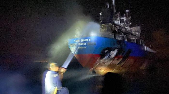 KAPAL KARGO DI BINTAN TERBAKAR - Proses pemadaman api di kapal kargo berbendera asing yang terbakar di perairan Berakit, Kabupaten Bintan, Provinsi Kepulauan Riau (Kepri), Selasa (16/4).