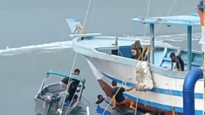 KAPAL TERBALIK - Tangkap layar kapal speed boat terbalik di perairan Pelabuhan Pantai Indah Kijang, Kecamatan Bintan Timur, Kabupaten Bintan, Kepulauan Riau (Kepri), Senin (9/6/2025)