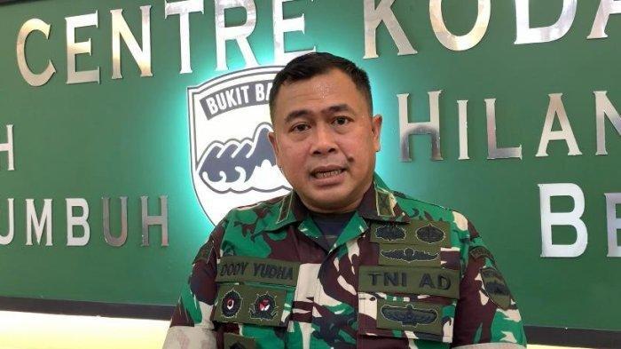 Kapendam I Bukit Barisan, Kolonel Dody Yudha, saat memberikan keterangan terkait prajurit Armed 2/105 Kilap Sumagan yang serang dan bantai warga di Kecamatan Sibiru-biru, Deliserdang. Akibat penyerangan itu, satu orang tewas dan belasan warga dilaporkan terluka, Minggu (10/11/2024).