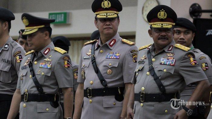 Kapolda Kalimantan Timur yang lama, Irjen Pol Dicky D Atotoy (tengah) mengikuti upacara serah terima jabatan dengan pejabat baru, Irjen Pol Andayono (kanan) di Gedung Rupatama Mabes Polri, Jakarta Selatan, Rabu (3/9/2014). Hari ini Kapolri Jenderal Pol Sutarman melantik 4 pejabat tinggi di lingkungan Mabes Polri, Kakorlantas, Gubernur Akpol, dan 10 Kapolda baru.