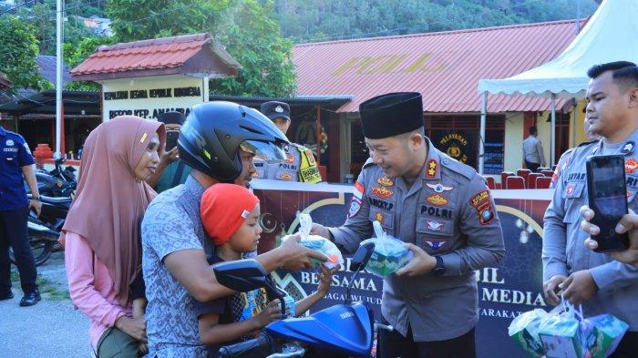 TAKJIL GRATIS - Kapolres Kepulauan Anambas, AKBP Raden Ricky Pratidiningrat membagikan takjil gratis kepada warga pengendara di Anambas, Kamis (13/3/2025)
