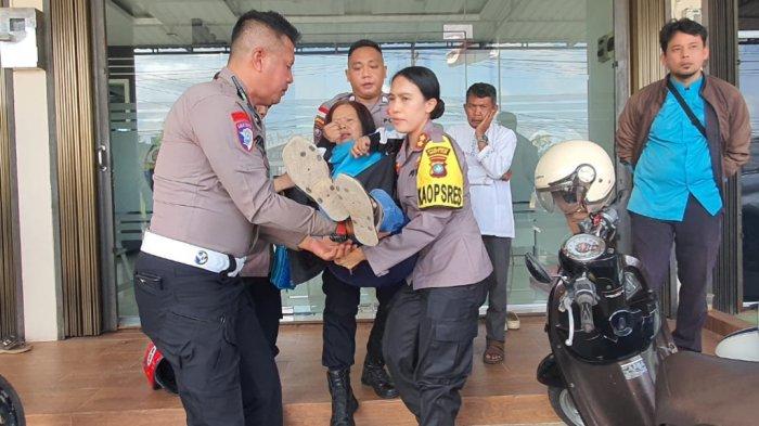 KECELAKAAN DI BINTAN - Kapolres Bintan AKBP Yunita Stevani dan Kasat Lantas Polres Bintan AKP Firuddin boyong korban kecelakaan di Jalan WR Supratman ke mobil untuk dibawa ke rumah sakit, Jumat (14/2/2025)
