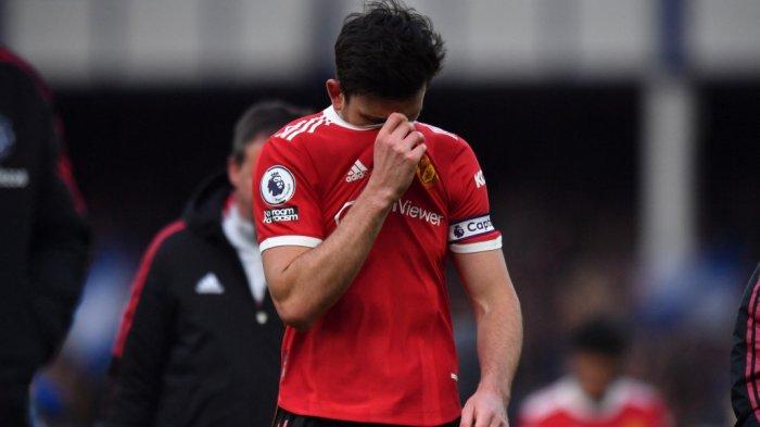 Hasil Liga Inggris Everton vs Manchester United - Manchester United kalah 0-1 dari Everton di pekan 32 Premier League Liga Inggris 2021-2022, Sabtu (9/4/2022). Kapten Manchester United Harry Maguire menunduk saat keluar lapangan usai pertandingan.