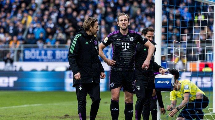Momen ketika Harry Kane harus ditarik keluar di laga Darmstadt vs Bayern Munchen usai menabrak tiang gawang. Kondisi Harry Kane tersebut bisa jadi angin segar bagi Arsenal di perempat final Liga Champions 2023-2024.