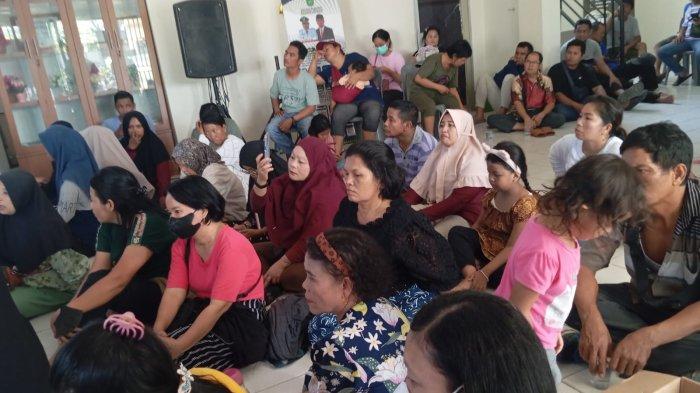 KORBAN KAVLING BODONG - Puluhan warga korban penipuan Kaveling bodong datangi kantor lurah Sei Binti di jalan Raya Sei Lekop, Kecamatan Sagulung, Kota Batam Provinsi Kepri, Minggu (6/7/2025).