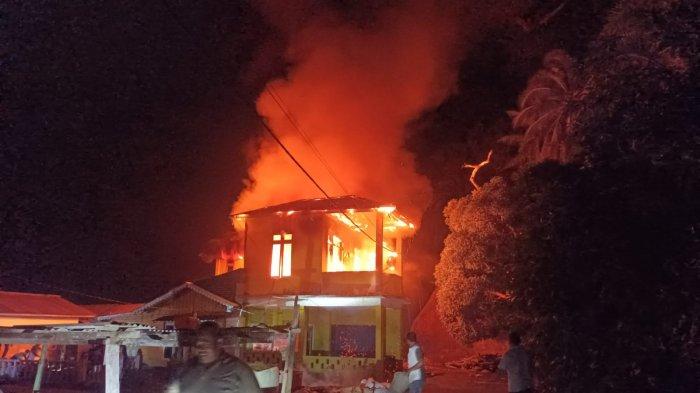 KEBAKARAN - Kebakaran di Anambas, Provinsi Kepulauan Riau melahap satu rumah warga Desa Nyamuk, Kecamatan Siantan Timur, Sabtu (21/12/2024)