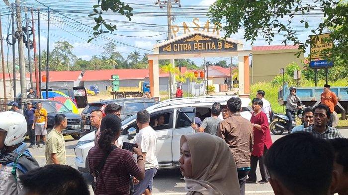 KECELAKAAN DI BINTAN - Sejumlah pengendara sedang memadati lokasi kecelakaan di Jalan WR Supratman, KM 16, Toapaya, Bintan, Jumat (14/2/2025)