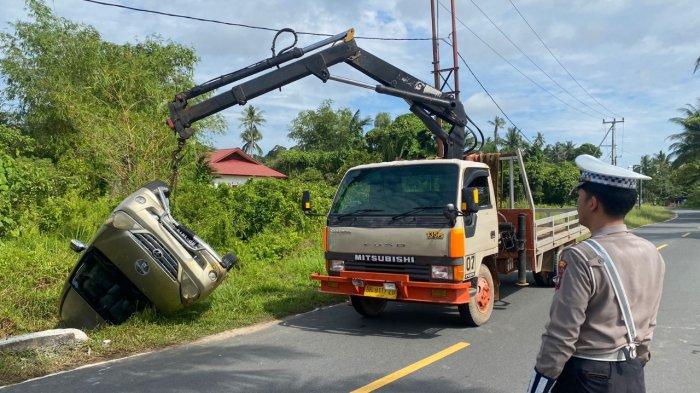 KECELAKAAN DI LINGGA HARI INI - Evakuasi mobil Toyota Avanza yang terlibat lakalantas di Lingga, Minggu (1/6/2025) pagi. Mobil berisi pasangan suami istri (pasutri) masuk ke parit Desa Lanjut, Kecamatan Singkep Pesisir, Kabupaten Lingga, Provinsi Kepulauan Riau (Kepri), Minggu (1/6/2025).