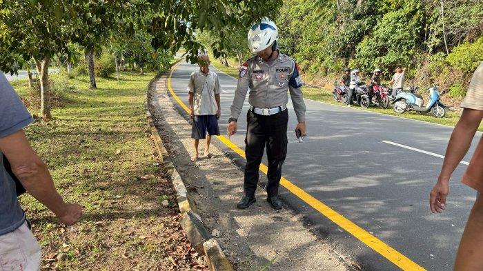 KECELAKAAN DI BINTAN  - Anggota Sat Lantas Polres Bintan sedang melakukan olah Tempat Kejadian Perkara (TKP) di Jalam Lintas Barat, Kabupaten Bintan, Kepulauan Riau (Kepri).