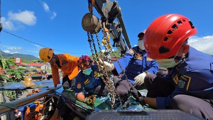 EVAKUASI KORBAN KECELAKAAN - Proses evakuasi korban korban kecelakaan bus ALS yang dilakukan tim SAR Padang, Selasa (6/5/2025). Kecelakaan tersebut menyebabkan belasan korban terjepit di dalam badan bus, sehingga menyulitkan proses evakuasi yang dilakukan oleh petugas gabungan.