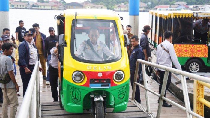 Kendaraan listrik yang siap dioperasikan di Pulau Penyengat