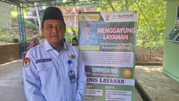 KEMENAG BINTAN - Kepala Kantor Kemenag Bintan, Abu Sufyan saat ditemui Rabu (30/7/2025). Ia merespons masih adanya pasangan yang belum memiliki buku nikah.