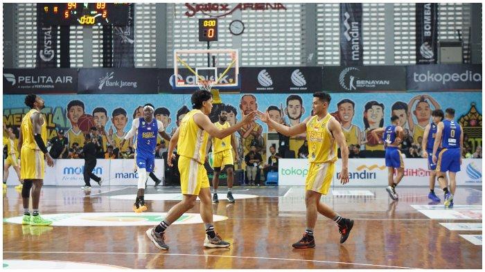 Kesatria Bengawan Solo berhasil mengalahkan Satria Muda Pertamina dengan skor 94-83, pada Sabtu (18/5/2024).