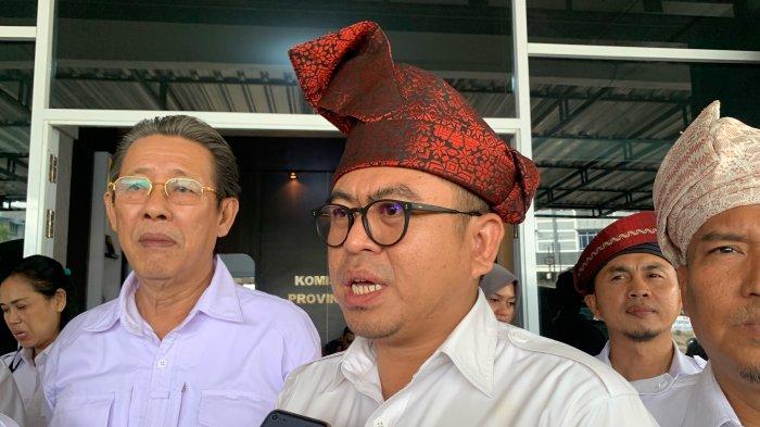 Ketua Dewan Pimpinanan Pusat (DPP) Partai Gerakan Indonesia Raya (Gerindra), Meireza Endipat Wijaya bersama pengurus sesudah silaturahmi ke Kantor KPU Kepri di Tanjungpinang, Jumat (28/7/2023). Ia mantap maju menjadi bakal caleg DPR RI dapil Kepri pada Pemilu 2024.