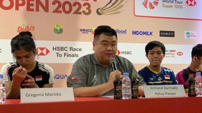 Ketua Panitia Penyelenggara Indonesia Open 2023, Armand Darmadji (tengah), di Istora GBK, Senin (12/6/2023).