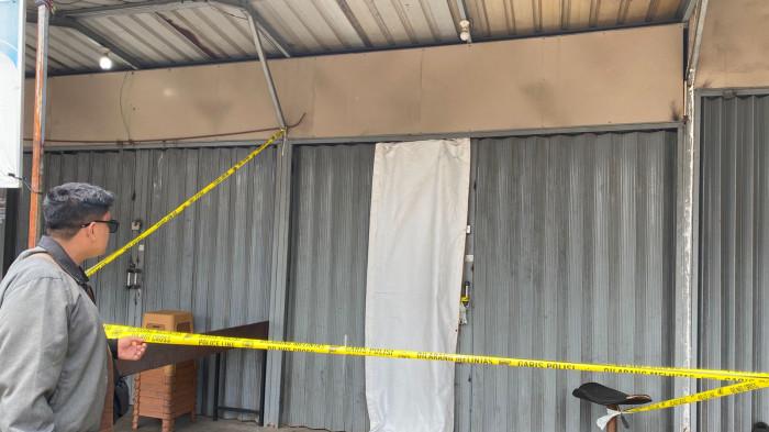 GARIS POLISI - Kios HP di Kampung Durian, Bengkong Sadai, Batam, masih terpasang garis polisi, Selasa (22/7/2025). Kios ini menjadi saksi bisu kematian pria asal Bekasi yang telah menatap di Batam, Muhammad Ilham Alamsyah, Minggu (20/7/2025) lalu.