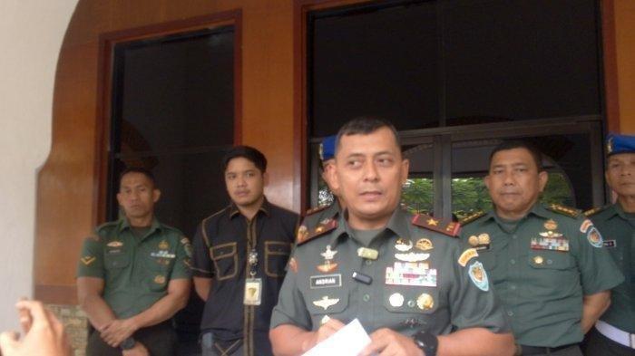 TNI KEROYOK WARGA - Komandan Korem (Danrem) 064/Maulana Yusuf Serang, Kolonel Inf Andrian Susanto saat ditemui di kantornya pada Senin (21/4/2025), dan meminta maaf atas perbuatan 2 anggotanya yang mengeroyok pemuda asal Lebak, Banten, bernama Fahrul Abdillah hingga tewas. Sejauh ini, terdapat 4 orang yang ditetapkan sebagai tersangka pengeroyokan termasuk 2 oknum TNI AD anggota Denma Korem 064/Maulana Yusuf Serang. Pengeroyokan tersebut terjadi pada Selasa (15/4/2025) dini hari.
