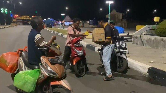 MAKANAN SAHUR - Foto Komunitas Futsal Volcano FC Kota Tanjungpinang berbagi puluhan makanan sahur kepada masyarakat yang beraktivitas jelang sahur di Wilayah Kota Tanjungpinang, Jumat (29/3/2024) dini hari.(Istimewa)